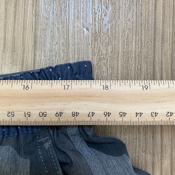 Vuori Banks Shorts Mens Unlined Gray Camo V Cycled 4 Way Stretch Gym Workout - Picture 3 of 6